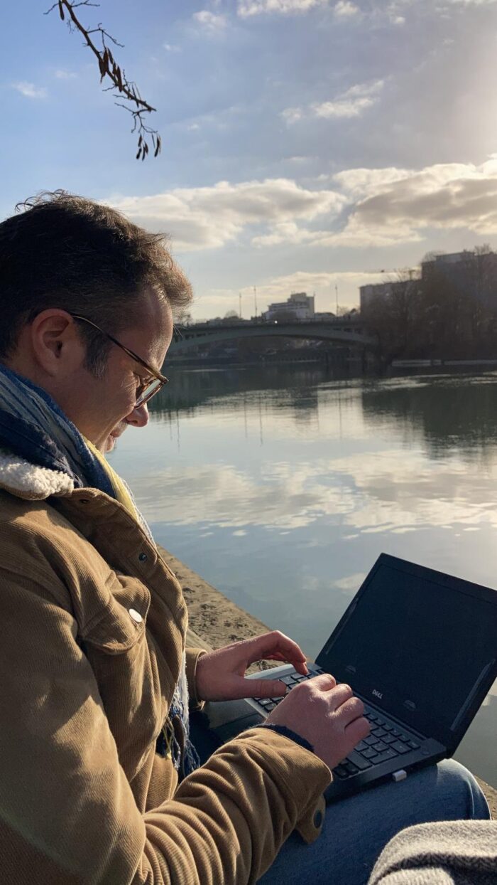 Ecriture au lever du soleil sur les bords de Marne