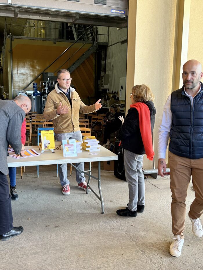 Premières discussions avec le public de L'Appel des vignes devant les chais du domaine